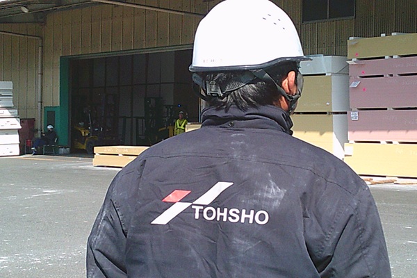 働く男の背中（大阪）