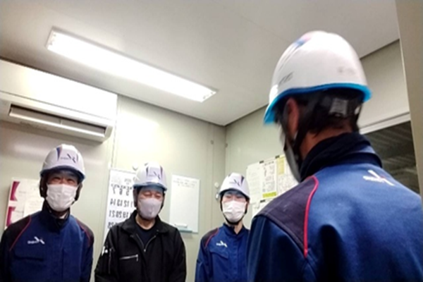 工場作業チーム4名（九州　荷役）