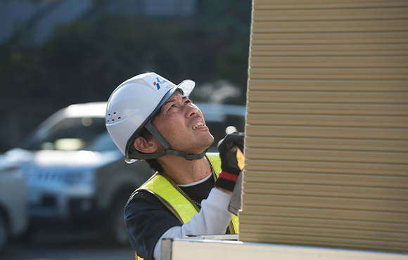 建築現場での荷揚げ作業3