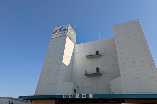 空に映えるトーショー（西多摩）